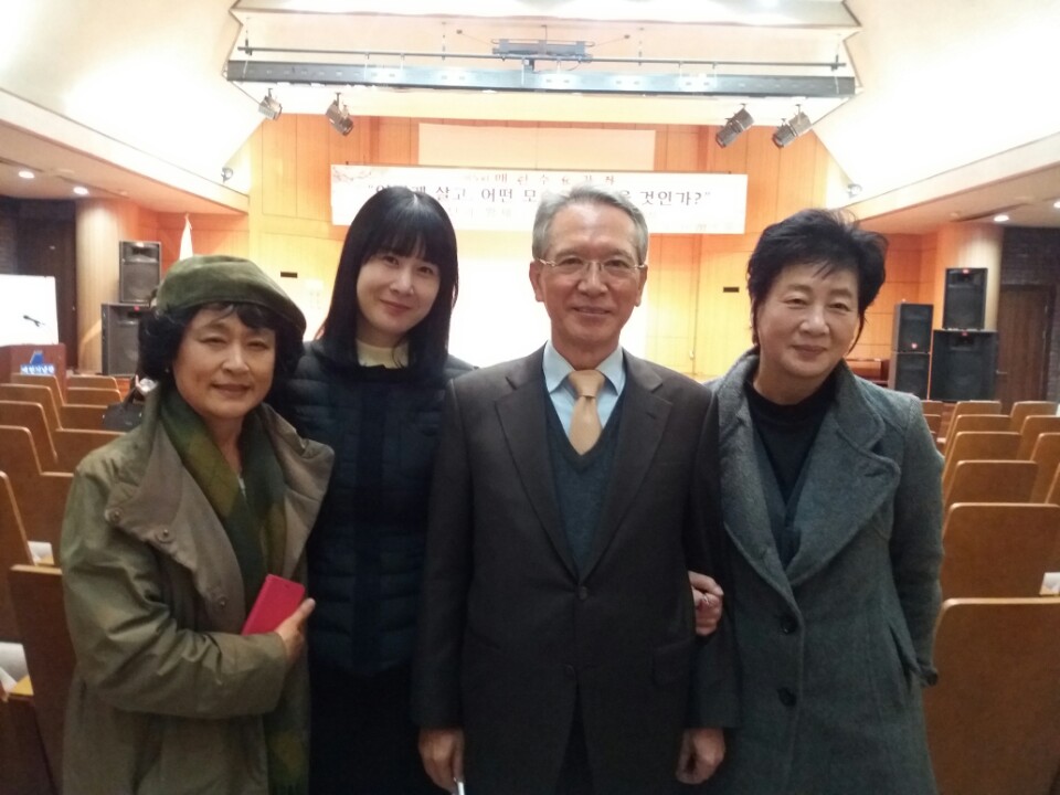 윤봉길 기념관을 마치고 전 국회의장님과 한컷.jpg