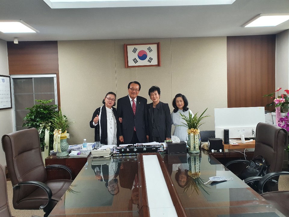 여성회에서 대한노인회 회장님 축하방문.jpg