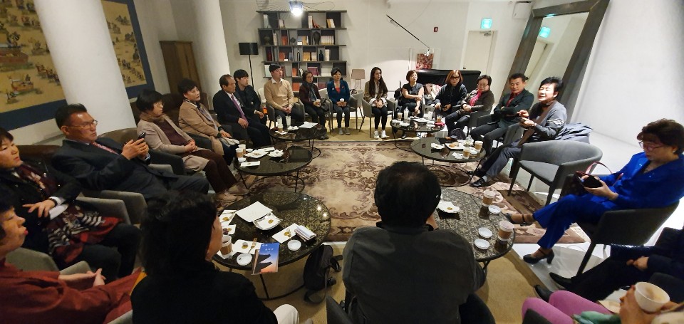 역사탐방을 마치고 토론회.jpg
